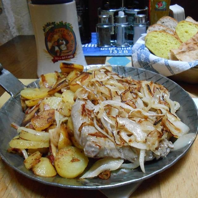 SECONDI PIATTI - Entrecote di manzo con cipolle e patate saltate