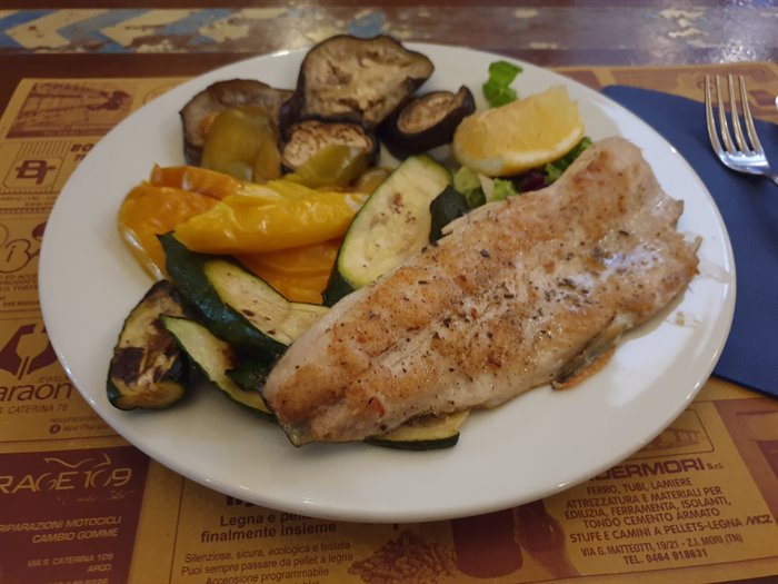 SECONDI PIATTI - Filetto di salmerino “Astro” alla piastra con verdure grigliate