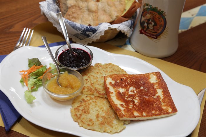 SECONDI PIATTI - Formaggio Coop Latte Trento alla piastra con frittelle di patate e crema di mele