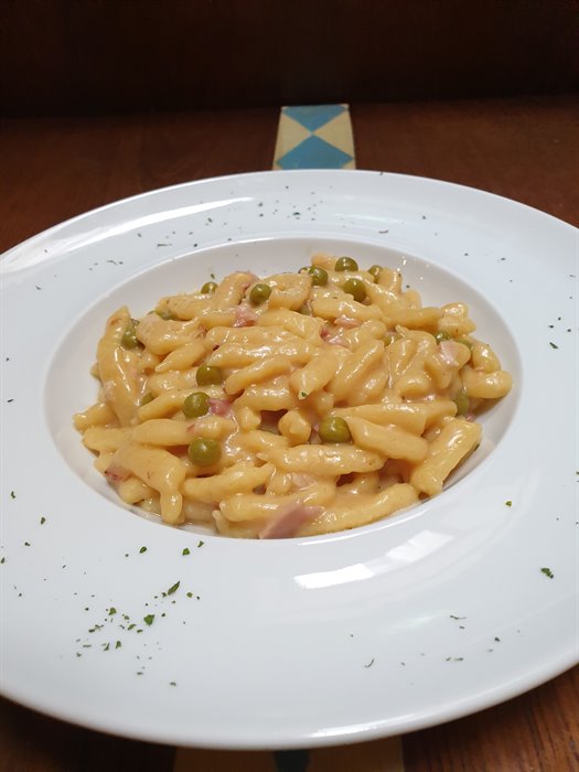 ERSTER GANG - Hausgemachte weisse Spätzle Erbsen und Räucherschinken
