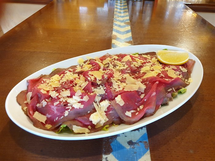 TAGLIERI - Carpaccio di carne salada e scaglie di formaggio