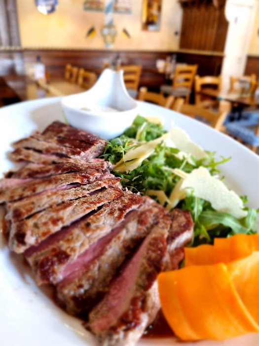 SECONDI PIATTI - Tagliata di manzo con rucola, scaglie di formaggio e glassa di aceto balsamico