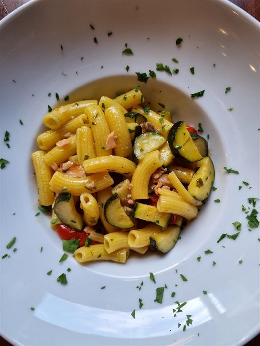 PRIMI PIATTI - MACCHERONI CON SALMONE, ZUCCHINE E POMODORINI