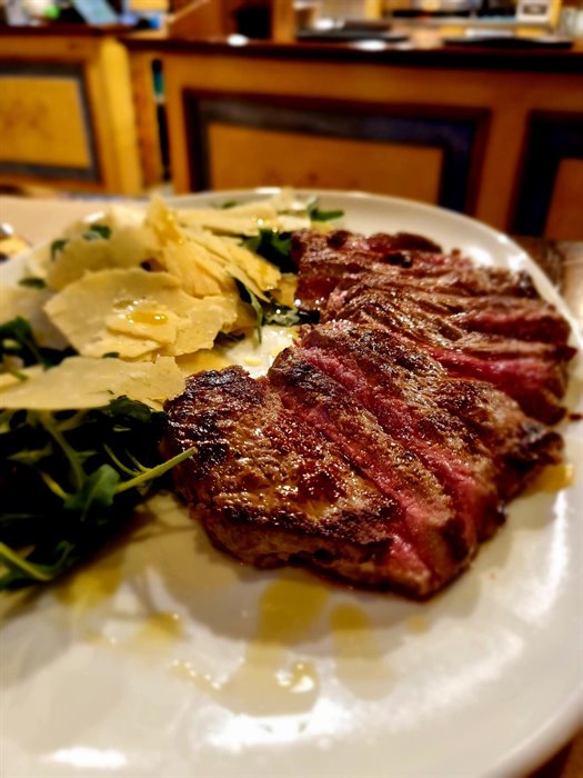 SALATE - Rindfleisch-Tagliata mit Rucola, Käsespänen und Balsamico-Glasur